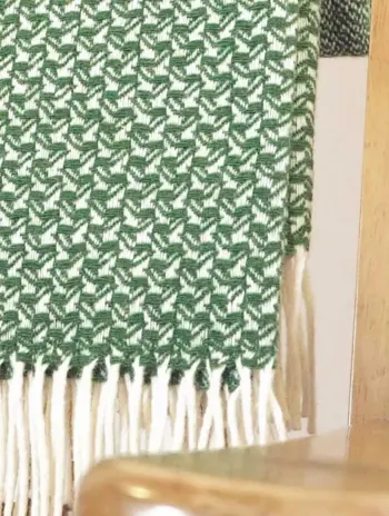 Detalle patrón golondrina verde manta portuguesa de lana