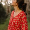 Detalle flores cárdigan oversize guinda mujer