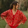 Mujer con cárdigan oversize guinda con flores - Ropa Sostenible