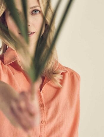 Detalle blusa sin mangas ecológica melocotón
