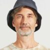 Hombre con bucket hat sostenible azul marino