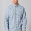 Hombre con camisa manga larga azul hempage