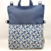 Bolso-mochila azul con bolsillo modernista