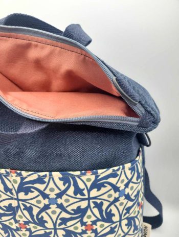 Alternative view of Bolso-mochila azul con bolsillo modernista