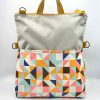 Bolso mochila gris plata con triángulos de colores