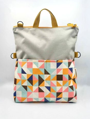 Bolso mochila gris plata con triángulos de colores