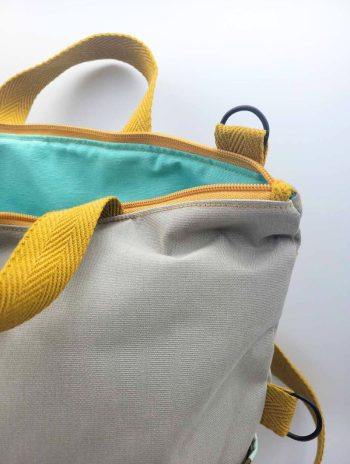 Alternative view of Bolso-mochila gris plata con triángulos de colores
