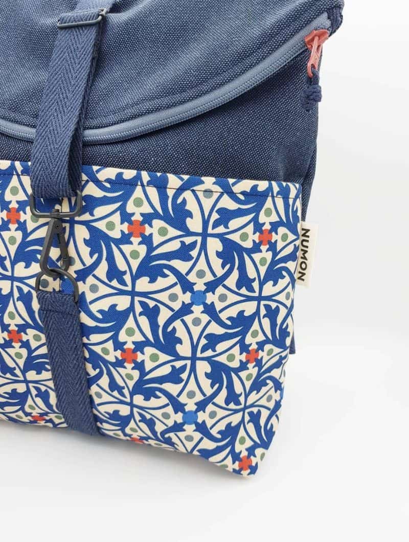 Mochila reciclada con estampado modernista - Imagen 2