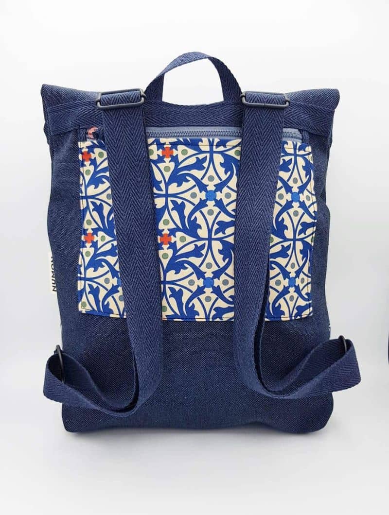 Mochila reciclada con estampado modernista - Imagen 3