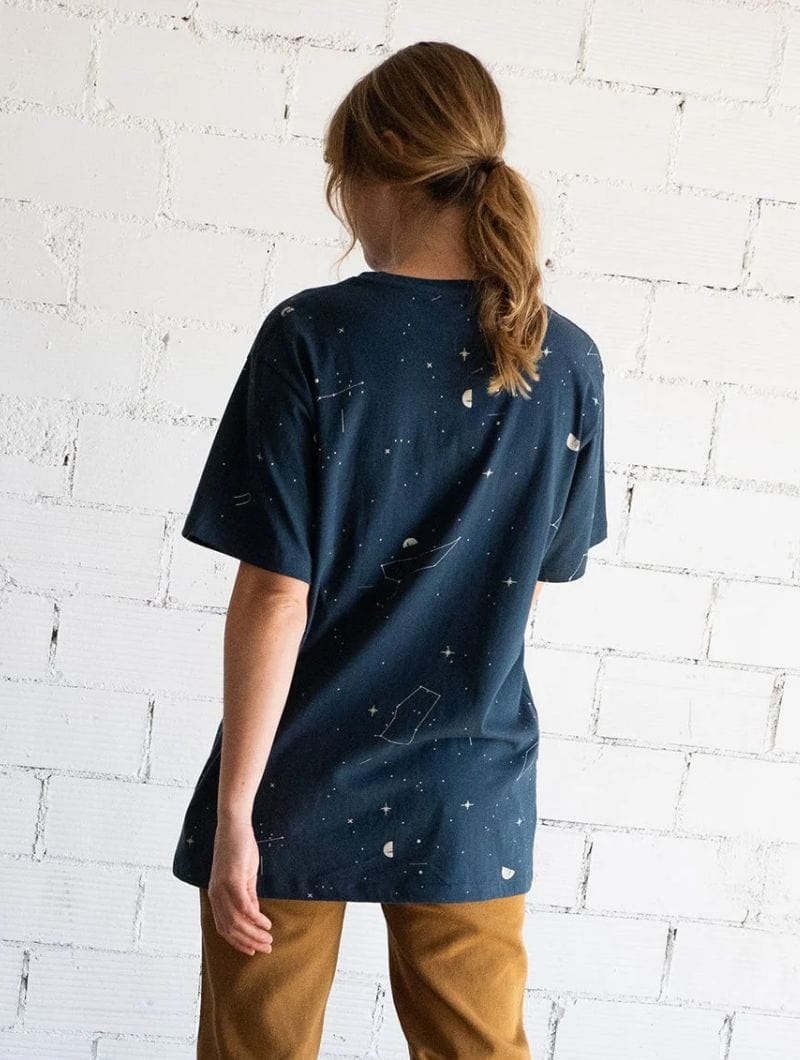 Camiseta con bolsillo azul constelaciones de algodón orgánico - Imagen 2