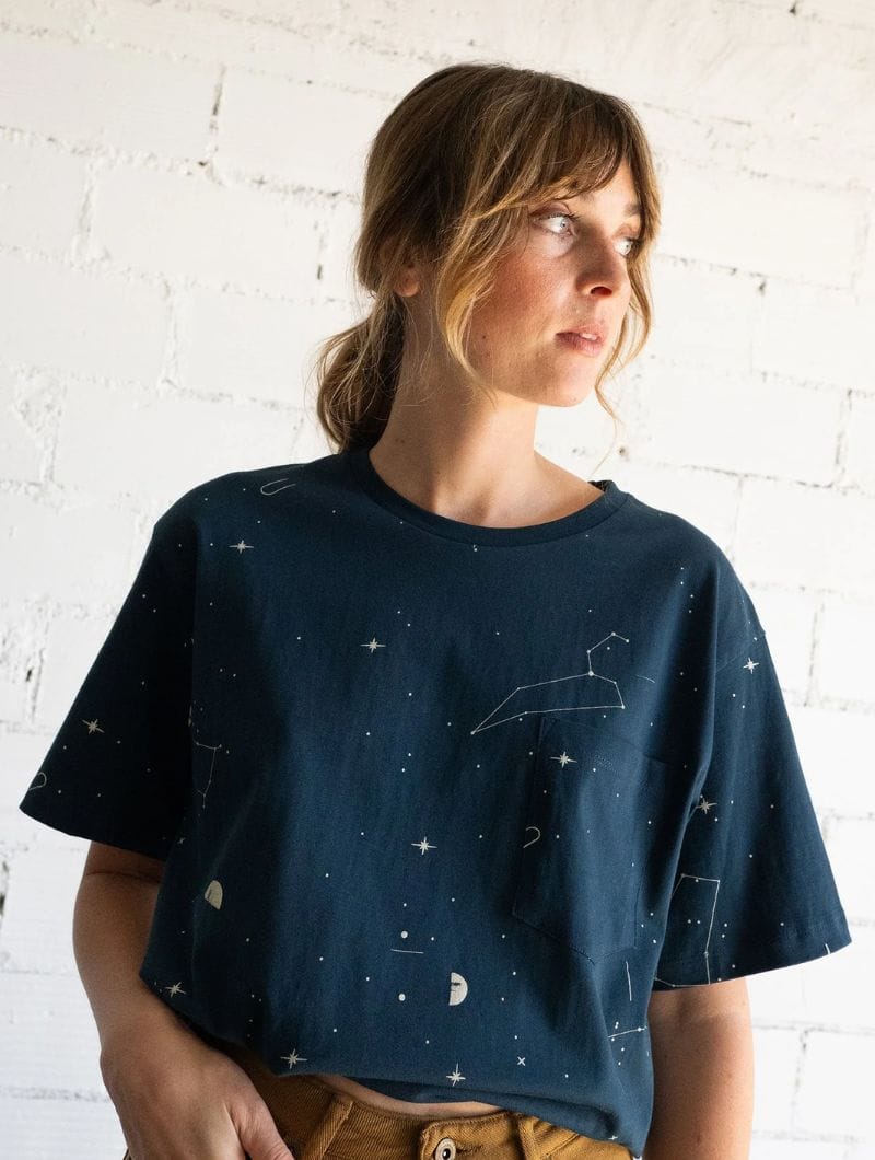 Camiseta con bolsillo azul constelaciones de algodón orgánico - Imagen 4