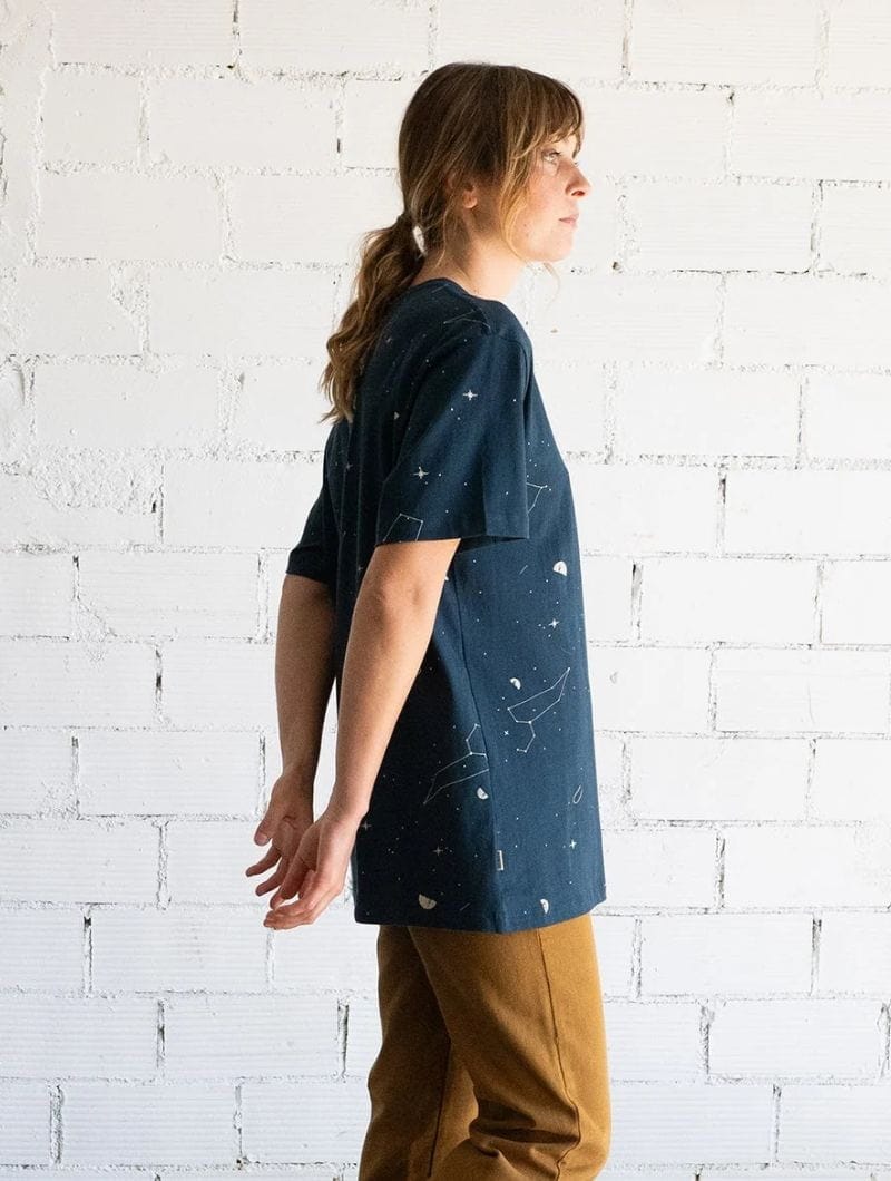 Camiseta con bolsillo azul constelaciones de algodón orgánico - Imagen 3