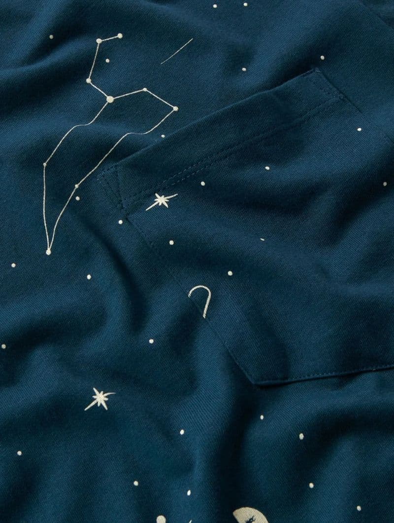Camiseta con bolsillo azul constelaciones de algodón orgánico - Imagen 5