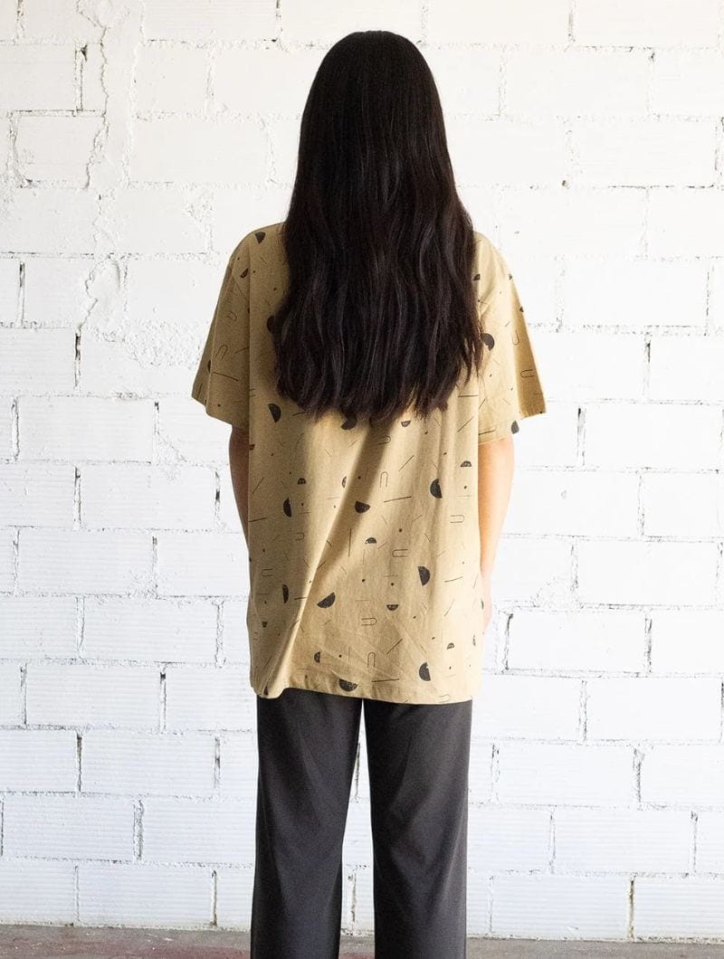 Camiseta con bolsillo beige estampado sideral de algodón orgánico - Imagen 4