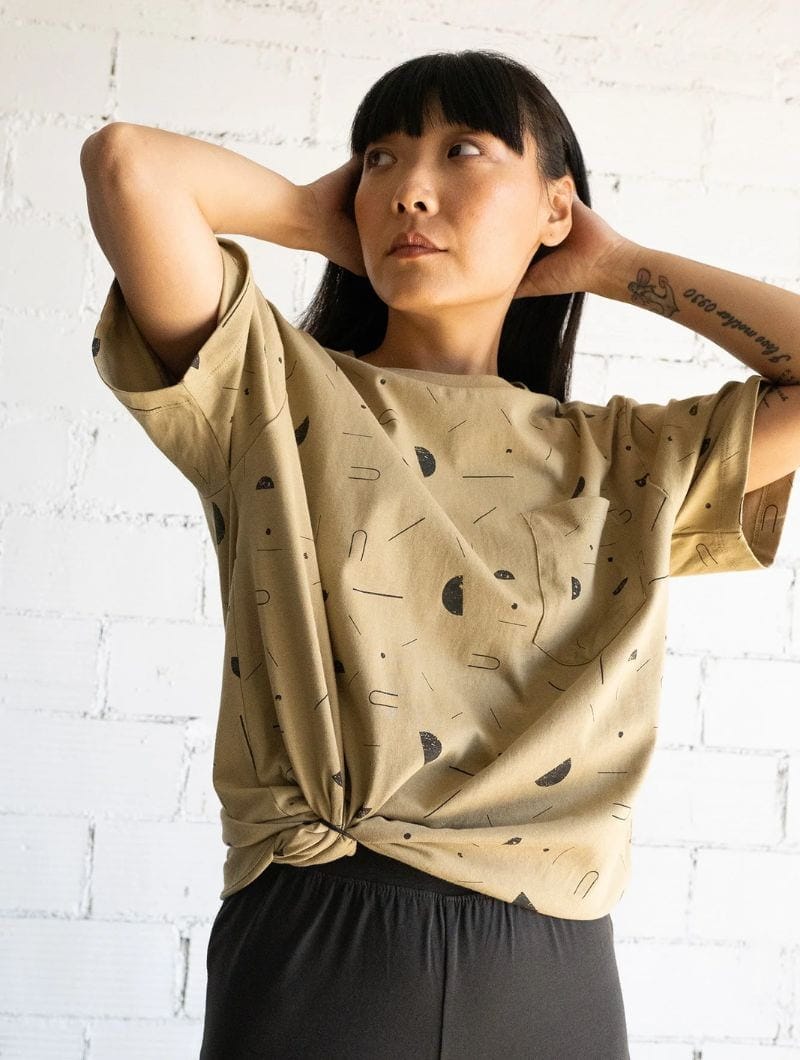 Camiseta con bolsillo beige estampado sideral de algodón orgánico - Imagen 2