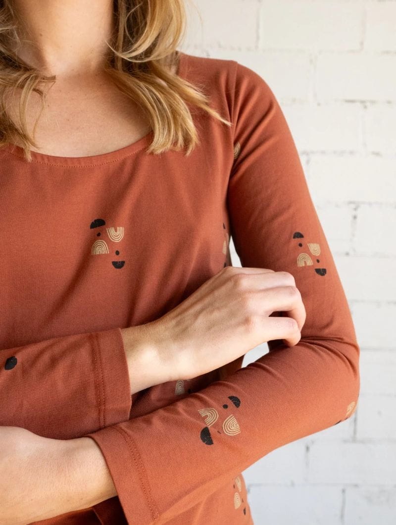 Camiseta manga larga roja estampado crepúsculo de algodón orgánico - Imagen 3