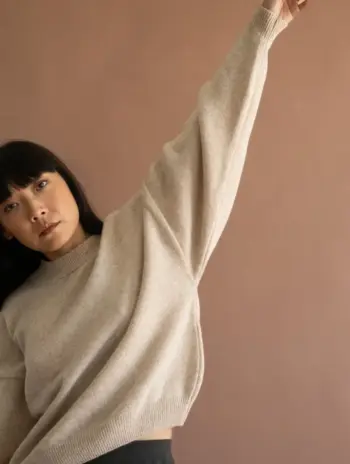 Alternative view of Jersey manga murciélago beige de lana merino