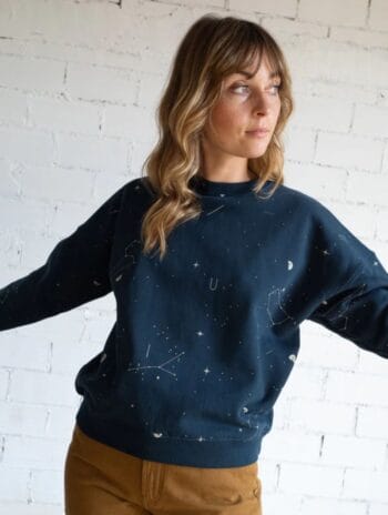 Sudadera azul oversize estampado constelaciones algodón orgánico