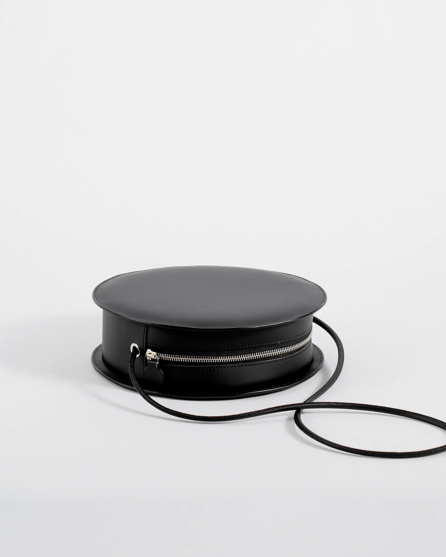 Bolso redondo de cuero reciclado - Imagen 5