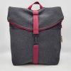 Mochila reciclada gris con interior granate