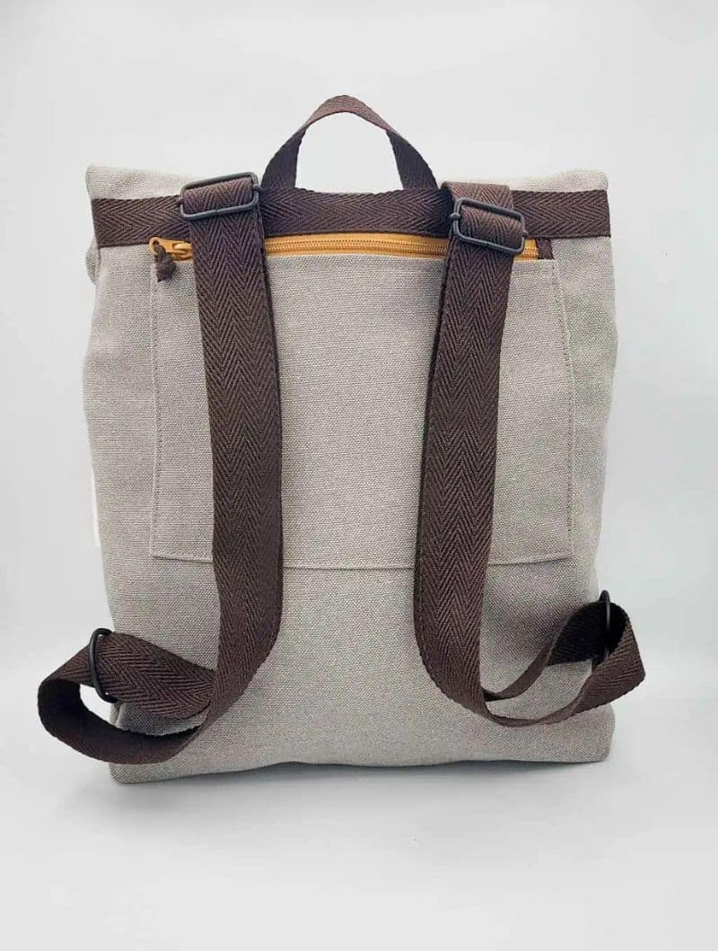 Mochila reciclada gris plata con forro de flores - Imagen 3