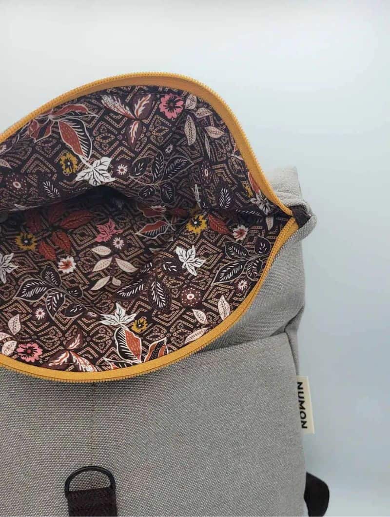 Mochila reciclada gris plata con forro de flores - Imagen 2