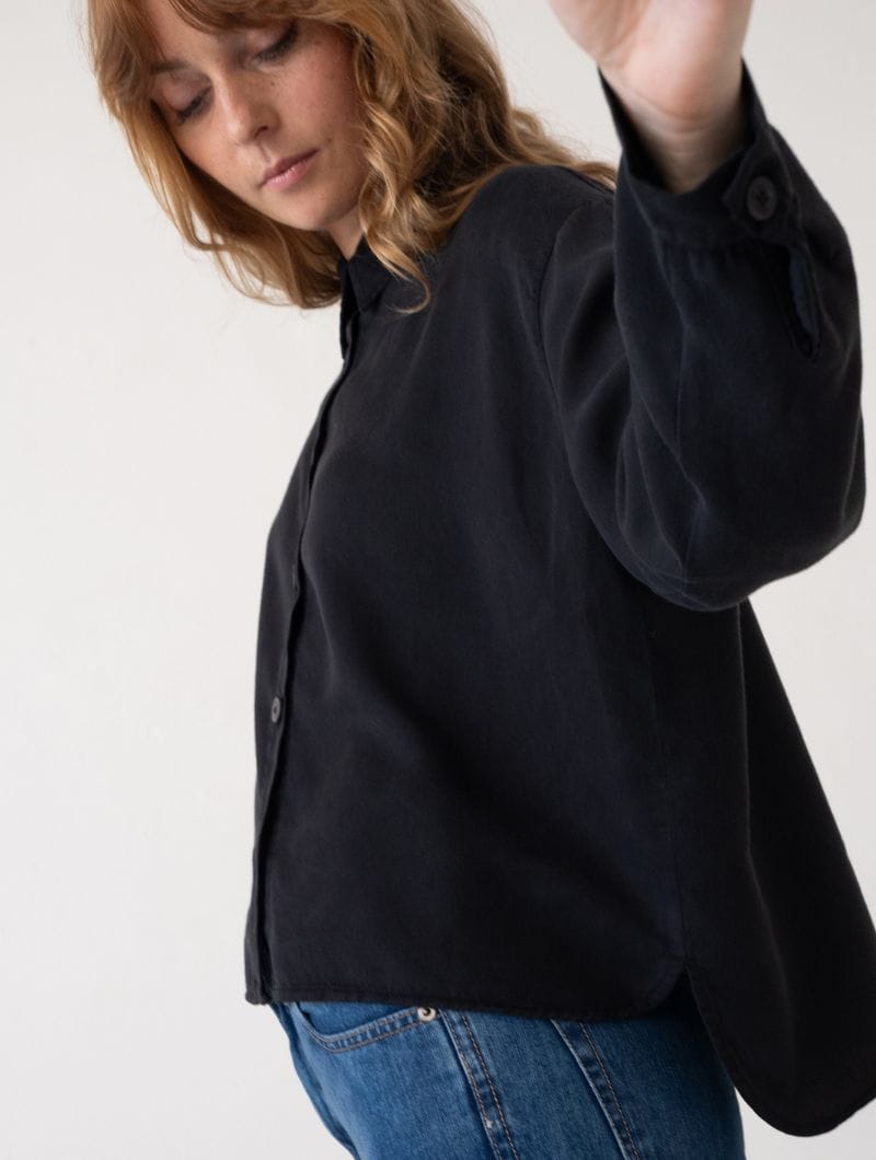 Camisa holgada de color negro 100% tencel - Imagen 3