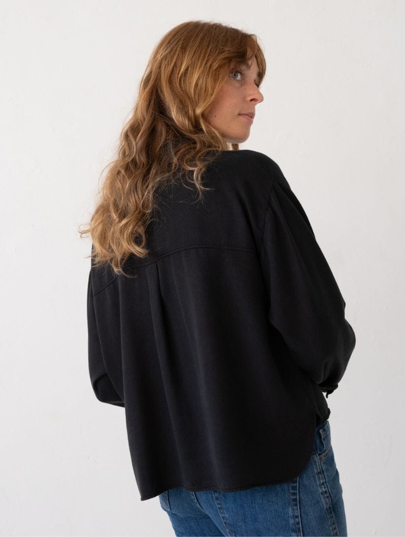 Camisa holgada de color negro 100% tencel - Imagen 4