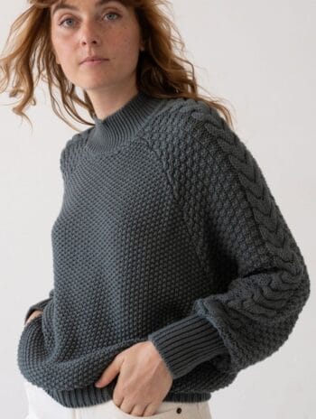Jersey azul de manga trenzada 100% algodón orgánico. Ropa sostenible y ecológica