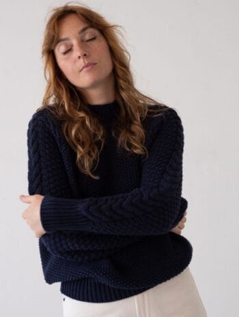 Jersey manga trenzada azul marino de algodón orgánico. Ropa sostenible