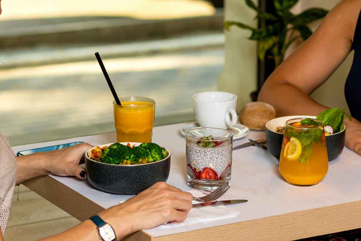 Consumiendo alimentación ecológica