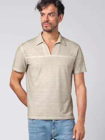 Ropa sostenible hombre. Camiseta cuello polo costura decorativa 100% natural