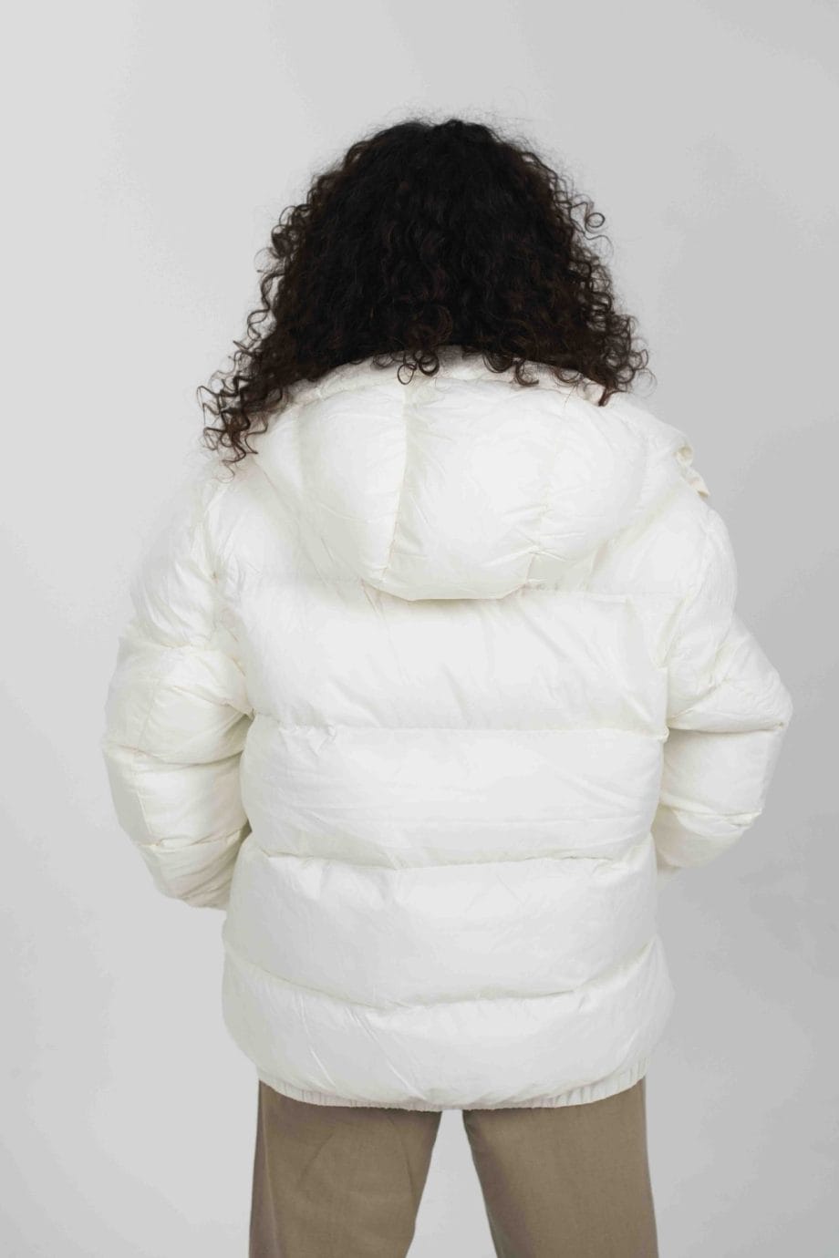 Anorak acolchado reciclado con capucha - Imagen 10