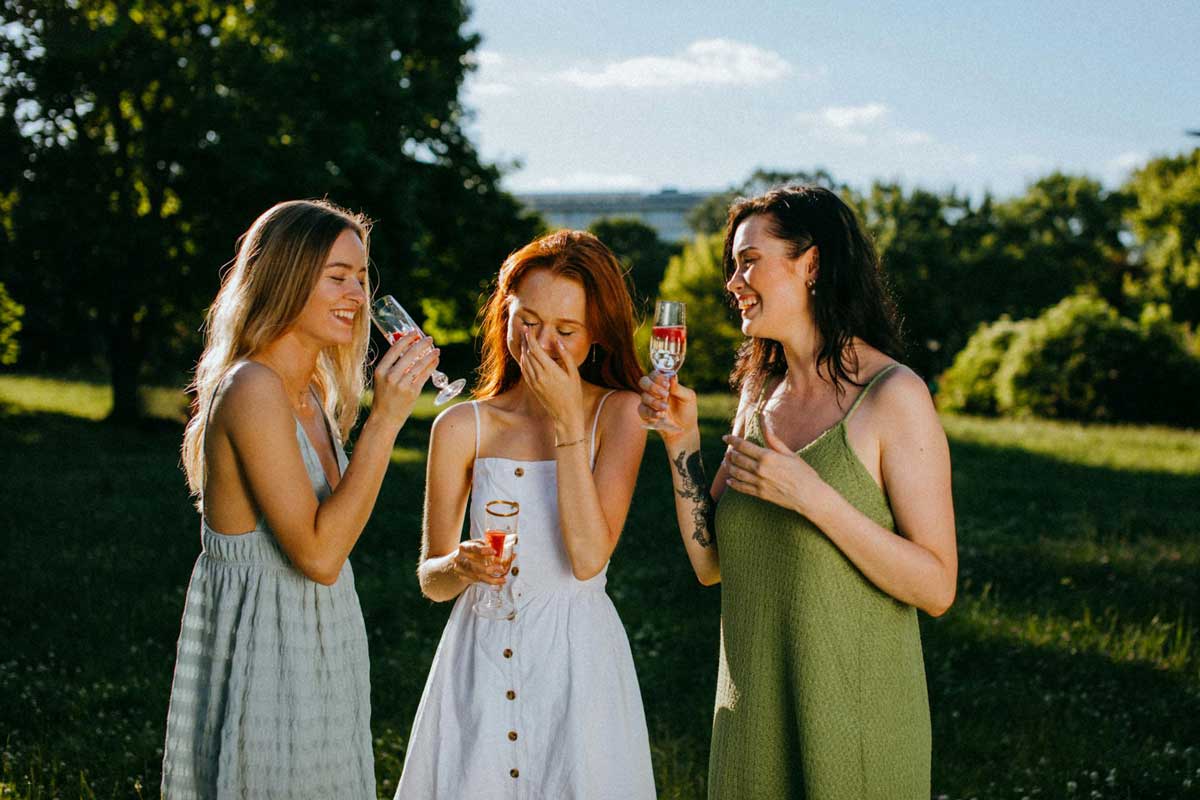 Chicas con vestidos de ceremonia