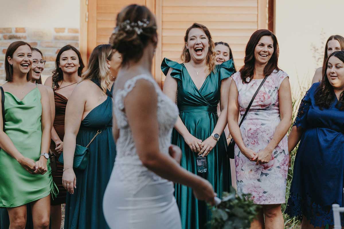 Mujeres con vesitos de ceremonia