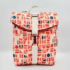 Mini mochila reciclada naranja con estampado geométrico