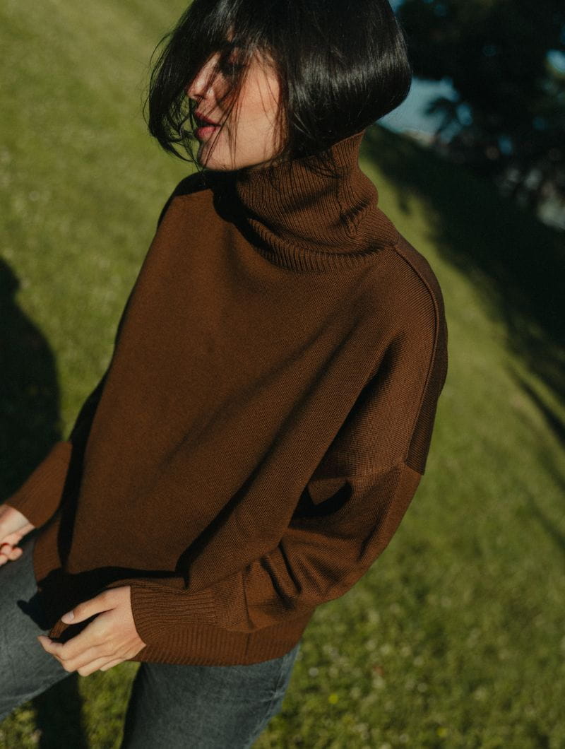 Jersey cuello cisne chocolate de lana merino - Imagen 2