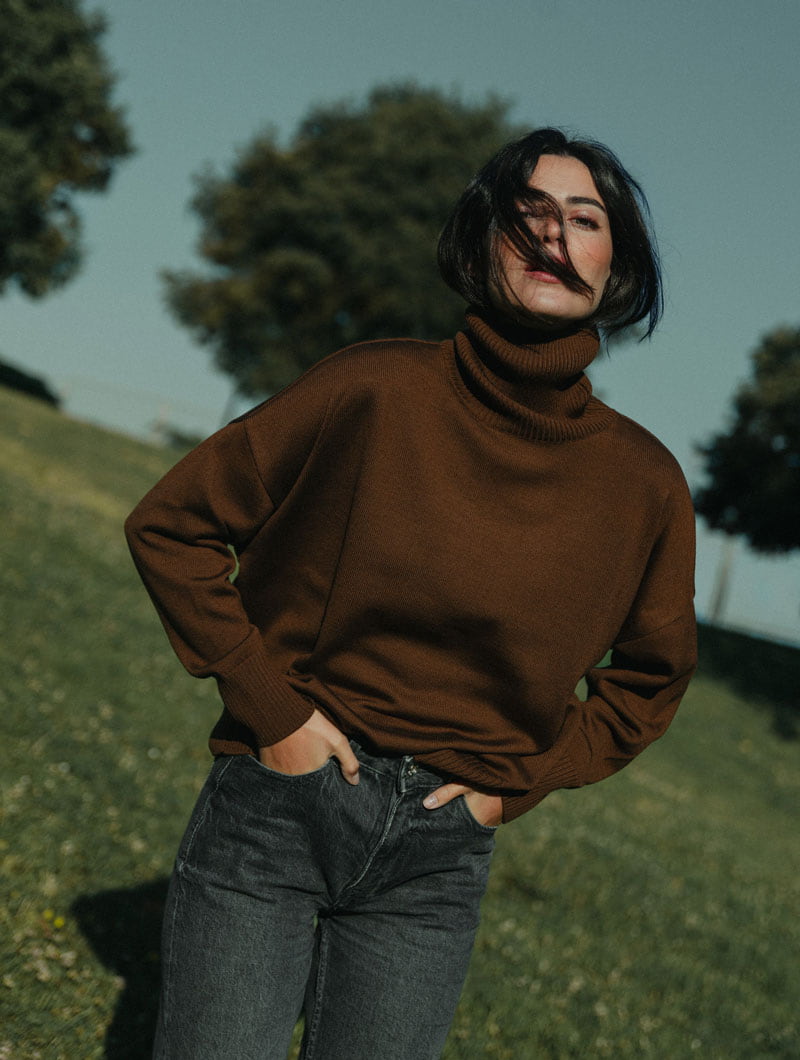 Jersey cuello cisne chocolate de lana merino - Imagen 3