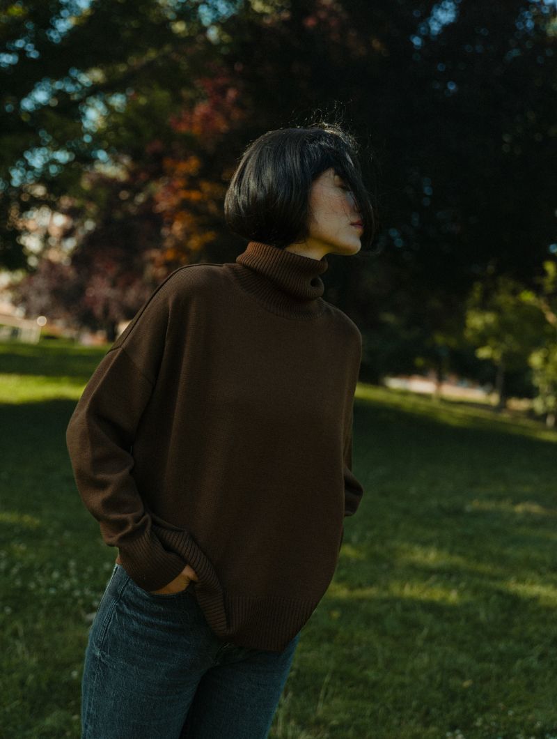 Jersey cuello cisne chocolate de lana merino - Imagen 4