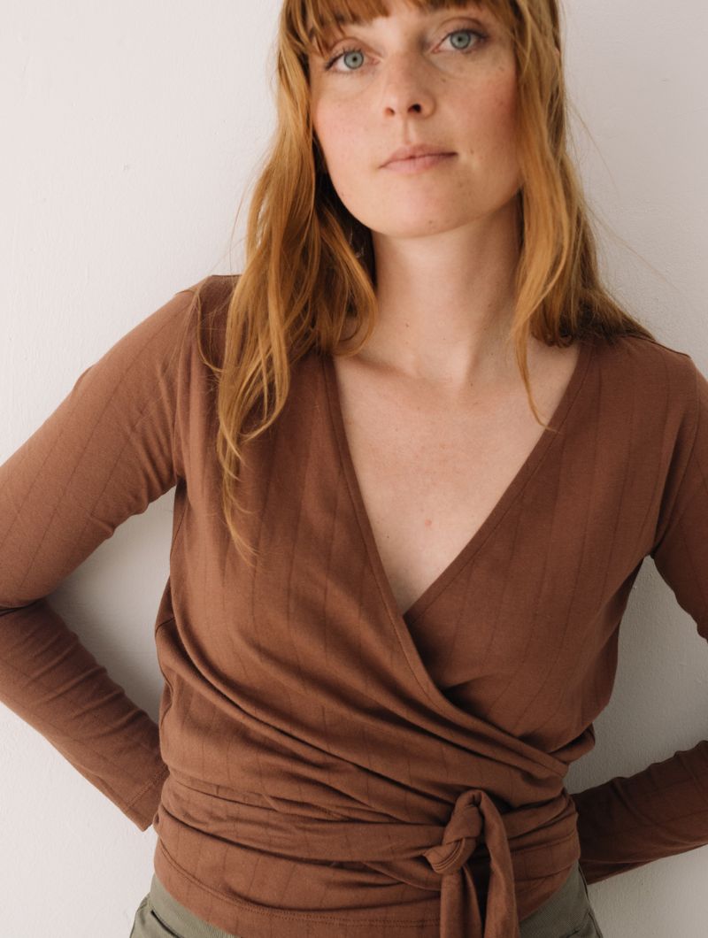 Camiseta cruzada marrón de algodón orgánico con efecto de líneas y lazada lateral