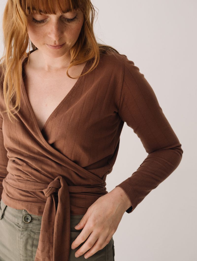 Camiseta cruzada rayas marrón de algodón orgánico - Imagen 3