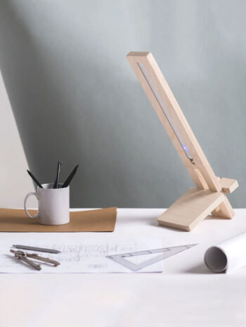Lámpara de mesa de madera con brazo ajustable y luz LED con sensor de movimiento