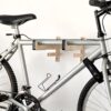 Soporte de pared de madera para colgar bicicleta con bandeja superior y colgadores inferiores