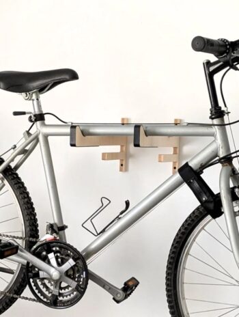 Soporte de pared de madera para colgar bicicleta con bandeja superior y colgadores inferiores