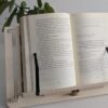 Soporte de madera ajustable para leer libros con varillas metálicas y base estable
