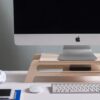 Soporte de madera para pantalla de ordenador con bandeja central y espacio para teclado