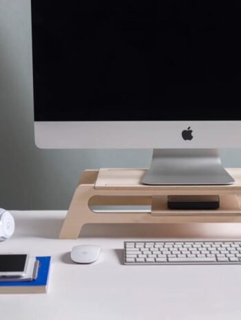Soporte de madera para pantalla de ordenador con bandeja central y espacio para teclado