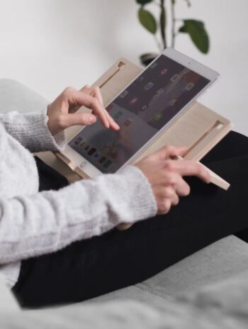 Alternative view of Soporte para tablet de madera