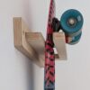 Soporte de pared de madera para colgar el skate en posición vertical