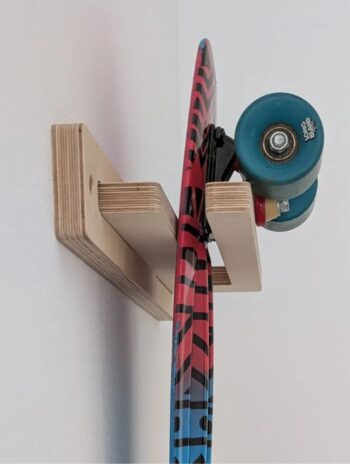 Soporte de pared de madera para colgar el skate en posición vertical